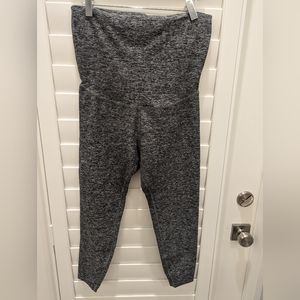 Beyond Yoga Love the Bump Capri maternity legging size XL Black White space dye